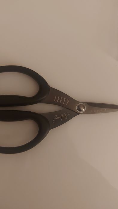 Tesoura para esquerdinos