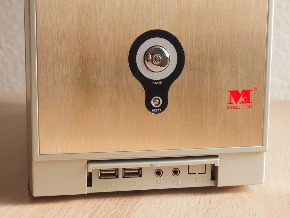 Retro komputer PC Pentium 4 1,5GB RAM Riva TNT2 MSI 865PE