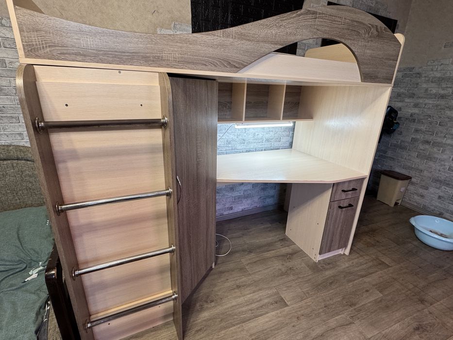 Детская кровать чердак со столом и шкафом