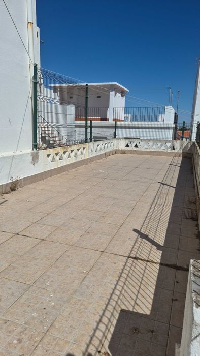 Aluga-se T1 em Albufeira a professor(a), durante o ano letivo (setembro 96 - julho 97)