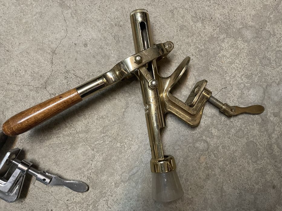 Saca rolhas de mesa com cabo em madeira cromado e dourado