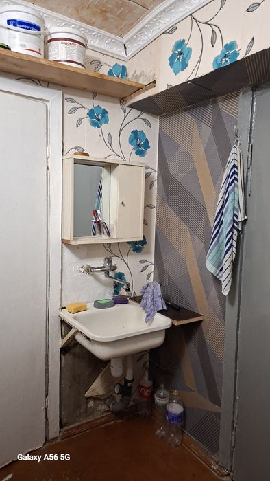 Сдам гостинку  3500 плюс коммуналка