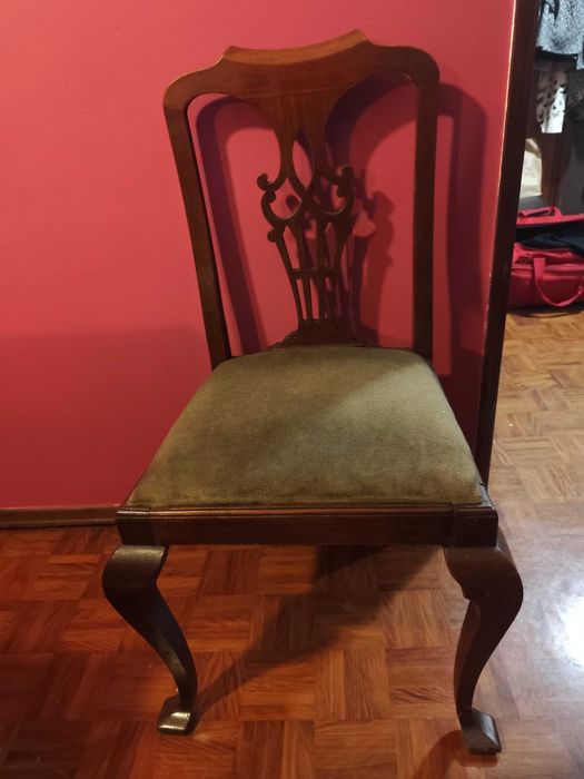 Cadeira bonita em madeira e veludo