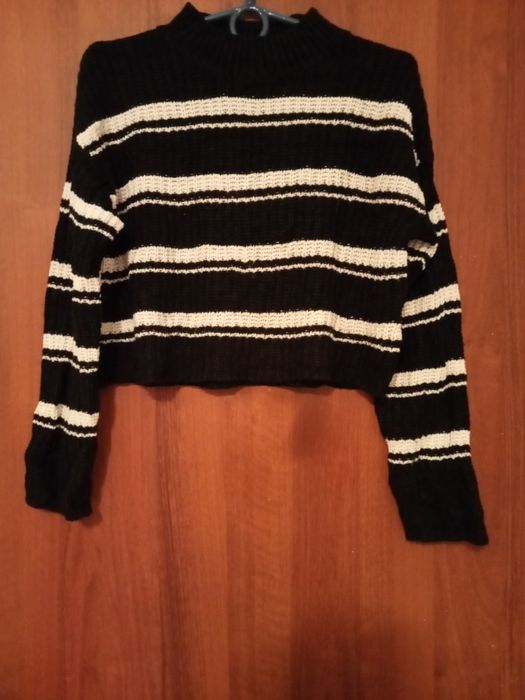 Sweter damski w paski.