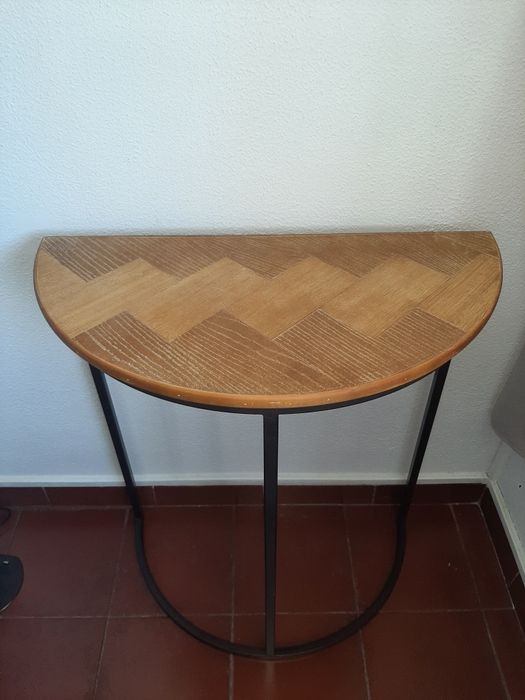 Mesa de consola em madeira com estrutura metálica preta