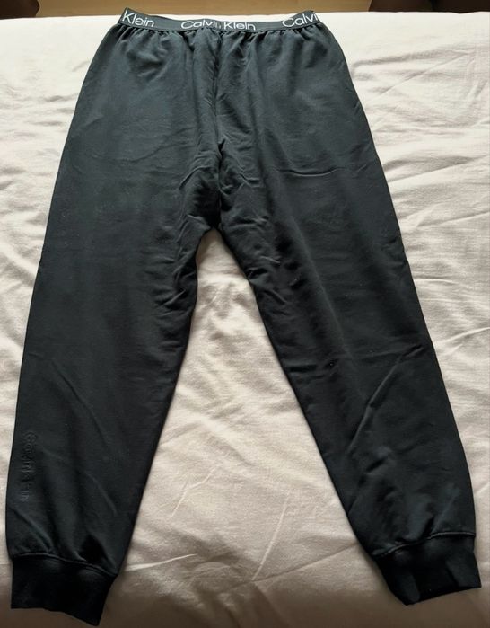 Vendo Pijama Calvin Klein.