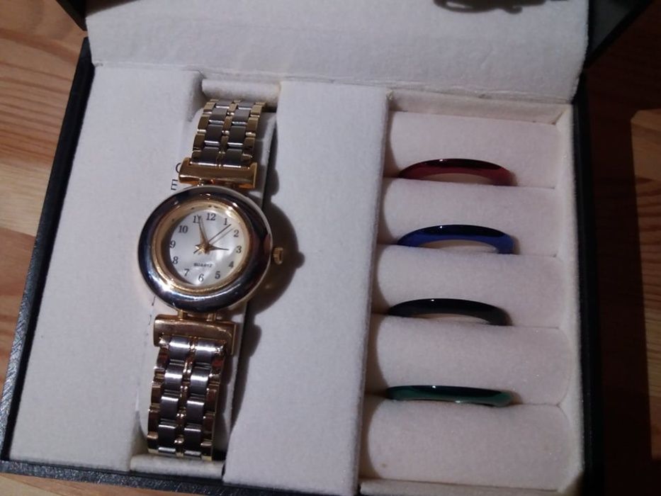 Relógio - com braceletes e aros para trocar
