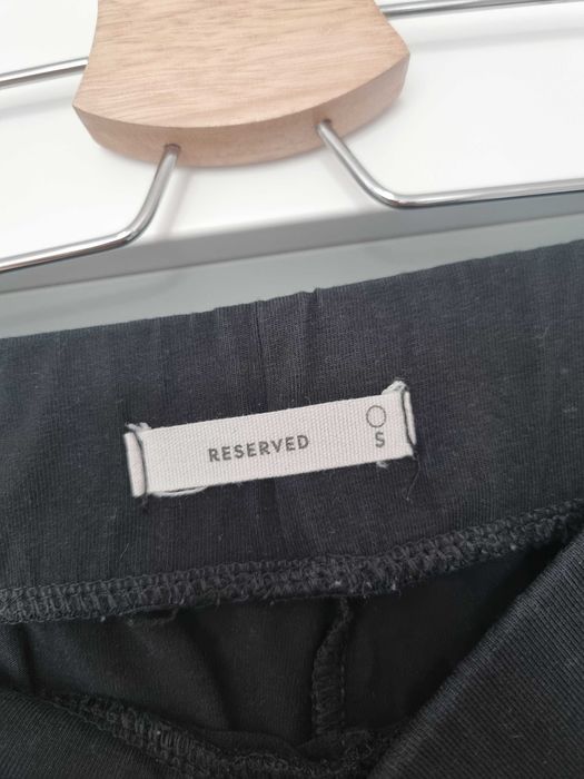 Czarne legginsy z lampasami