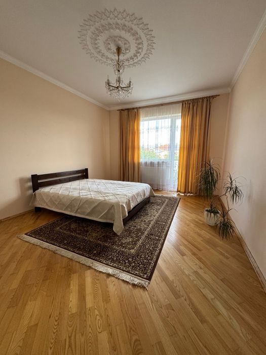 Оренда будинку з паркомісцем