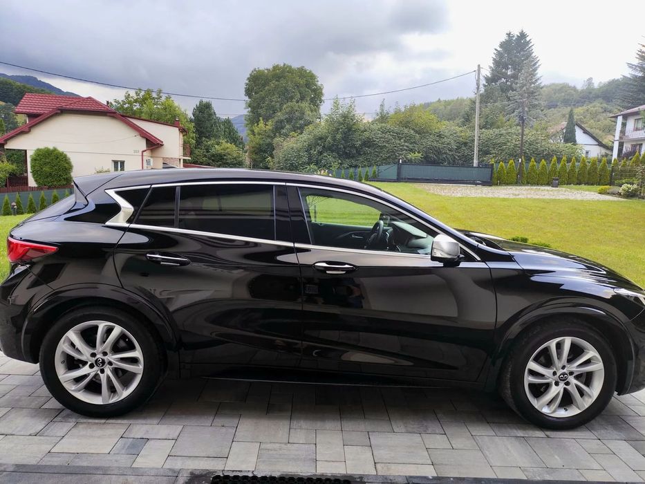 Infiniti Q30