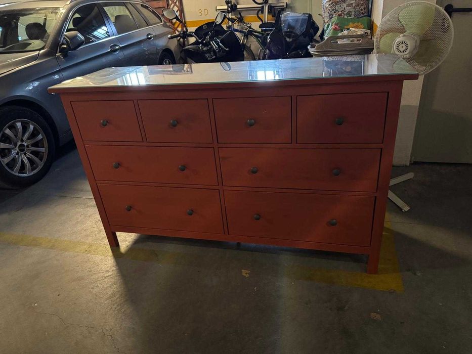 Cómoda 8 gavetas HEMNES com Tampo em Vidro