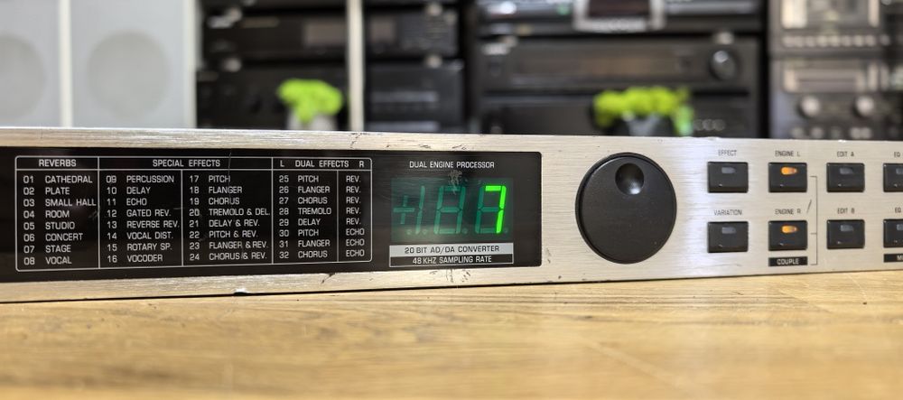 Процесор ефектів Behringer DSP1000