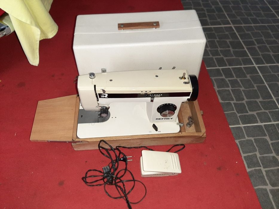 Máquina de custura Refrey em excelente estado