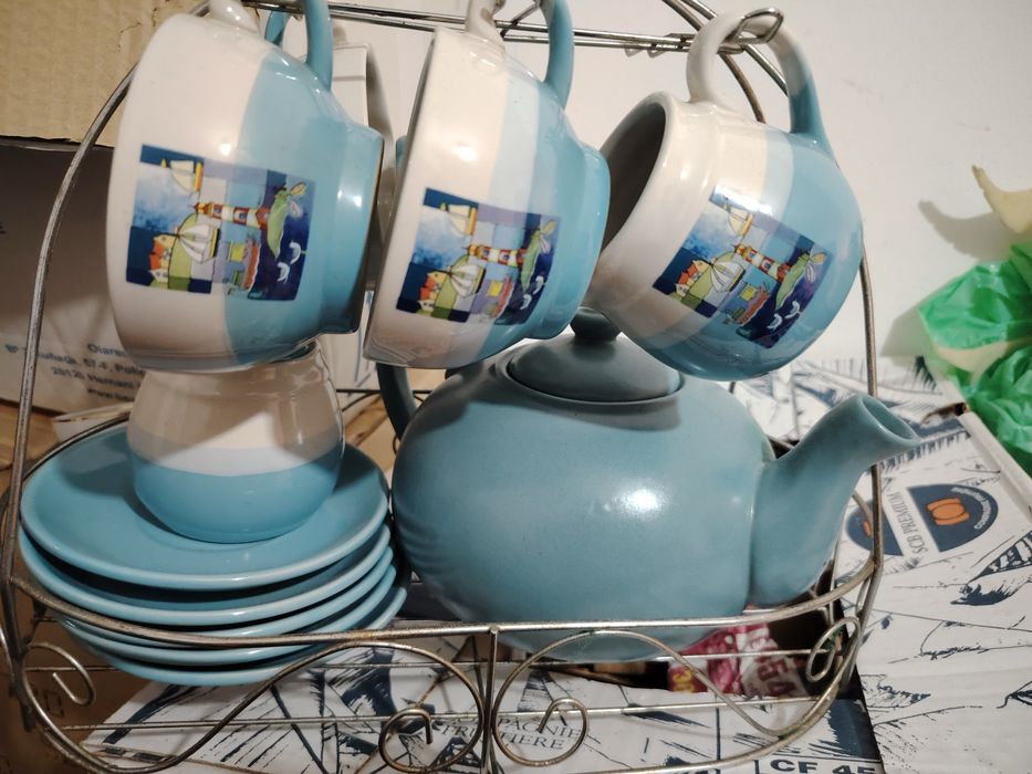 Serviço de Chá / Café Náutico em Cerâmica com Suporte Metálico – Tema Farol e Barcos