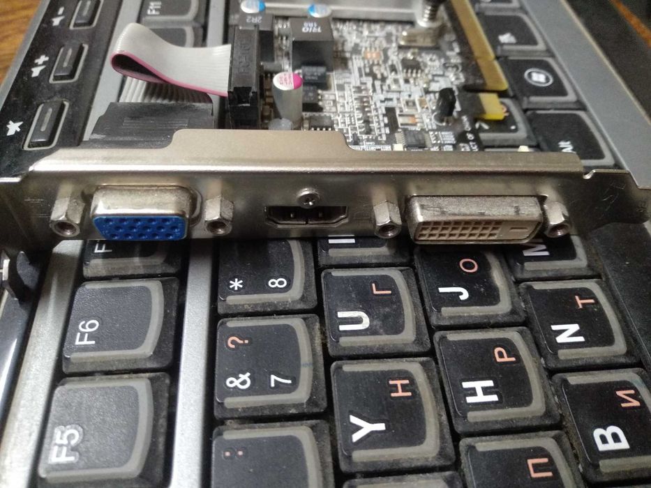 Видеокарта рабочая  MSI ATI RADEON HD 5450  1 гб  DDR3 есть HDMI