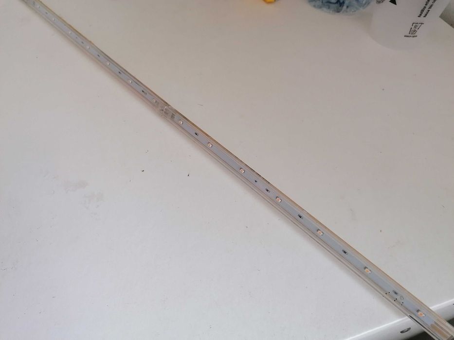 Tira/fita de 14 Leds fixa.