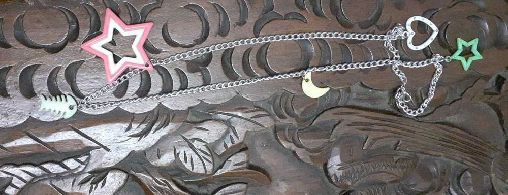 Colares de metal e plástico