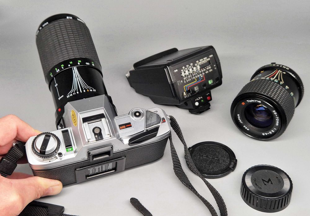 Aparat analog MINOLTA X-300 Tokina obiektyw Sigma zoom lampa Metz