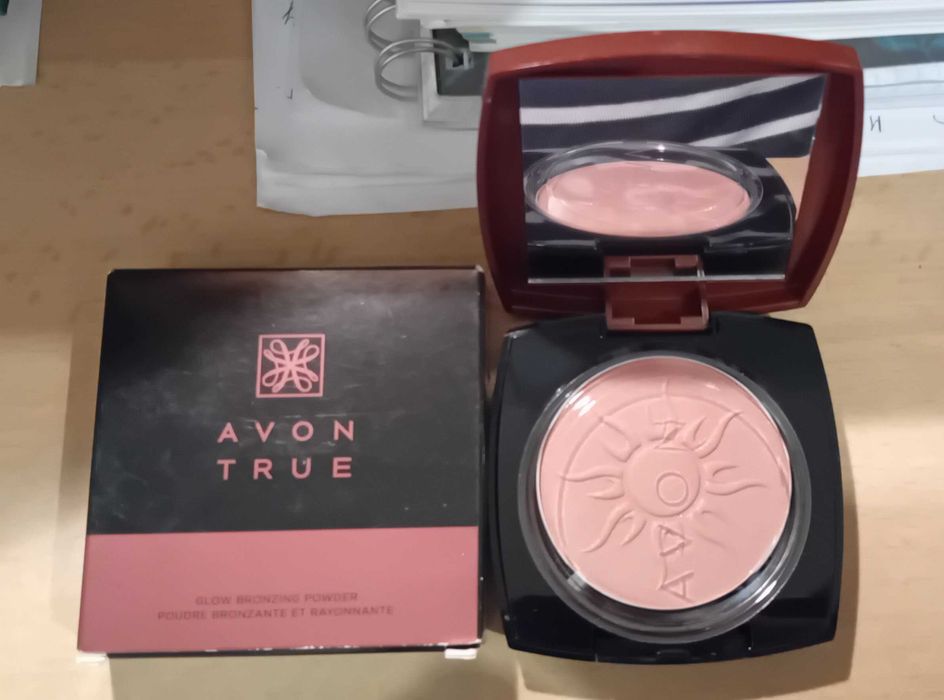 Puder brązujący True z Avon!