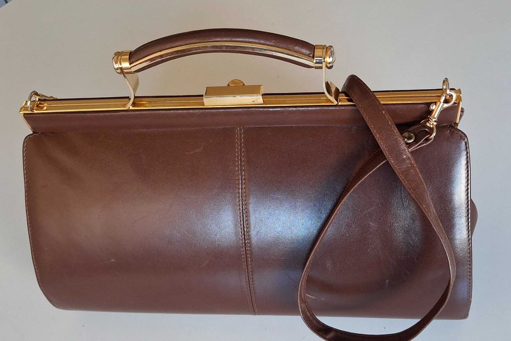 Mala castanha com fecho em metal dourado