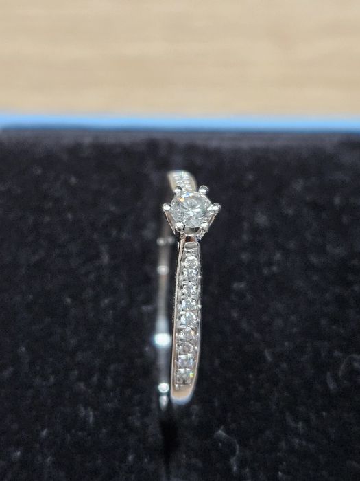 Pierścionek zaręczynowy białe złoto pr. 585 diament Walentynki