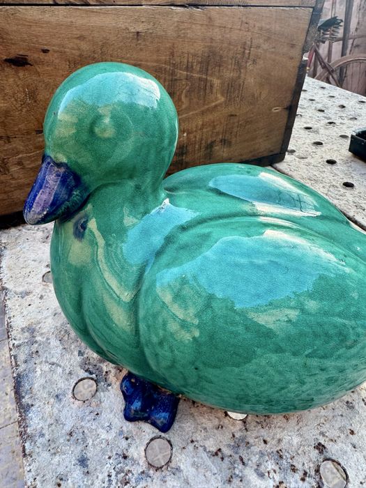 Pato em cerâmica antigo