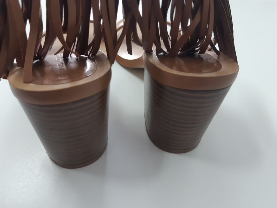 Sandália em pele, tamanho 38.