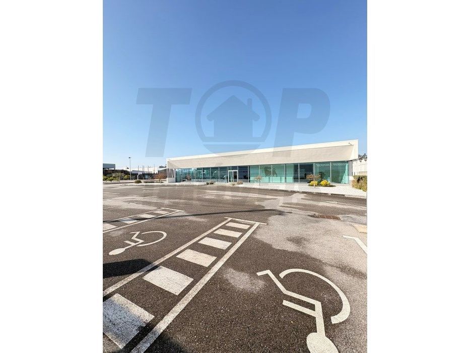 Complexo Industrial Moderno com Nave e Escritórios na Zona Prime de...