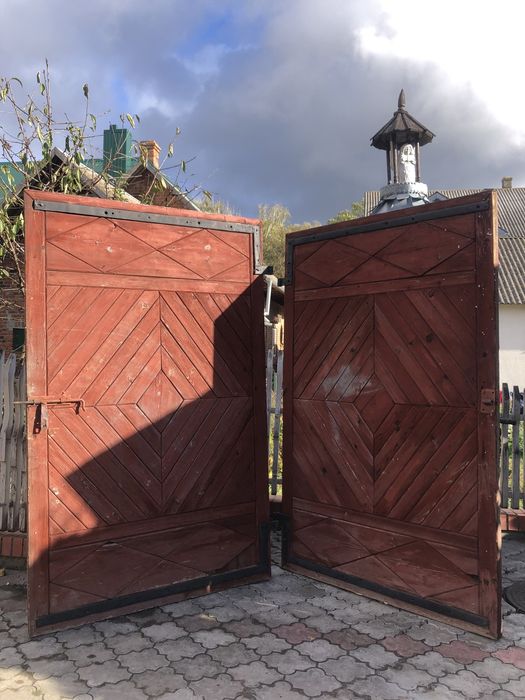 Продам гаражні деревянні двері