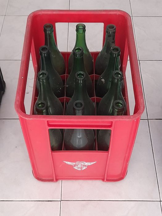Quatro caixas antigas  de vinho, com as 12 garrafas.