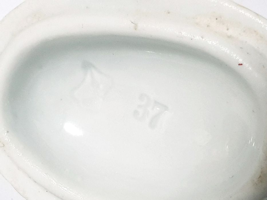 Amorosa antiga caixinha figurativa em porcelana Conta e Boehme