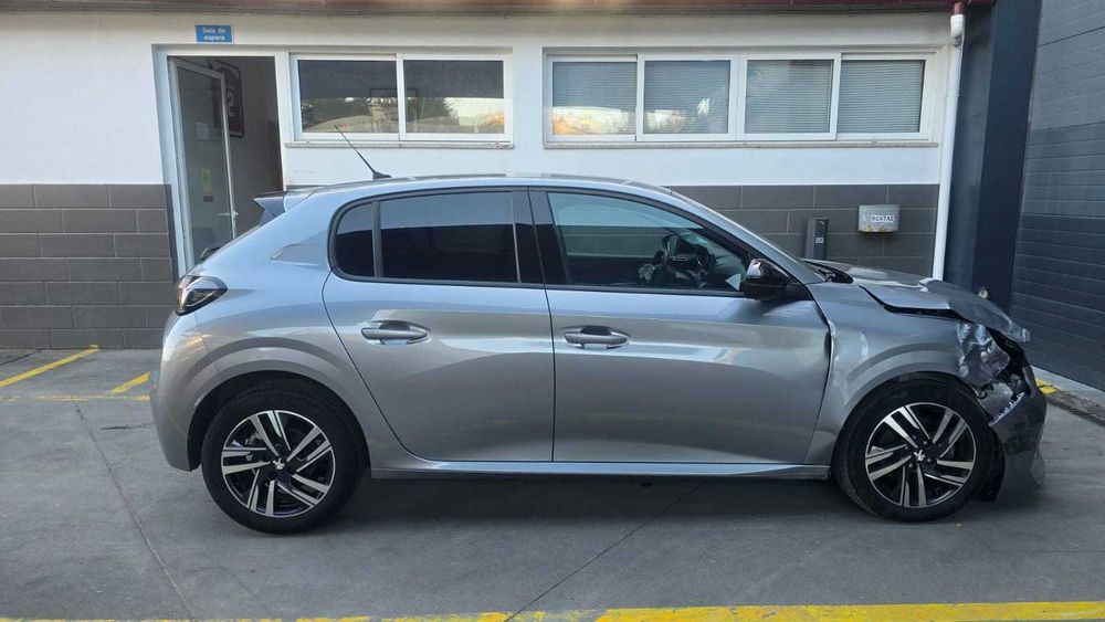 Peugeot 208 1.2 PureTech Allure  -  Salvado