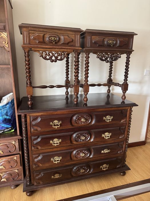 Cama + cómoda + mesas de cabeceira