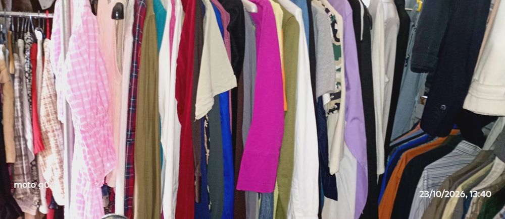 Lotes de roupa semi nova 100 peças cada lote, quem escolhe as peças do lote é o cliente
