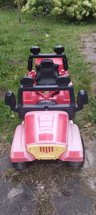 Duży jeep samochód na pedały