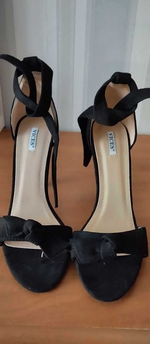 zamszowe czarne szpilki rozm 39