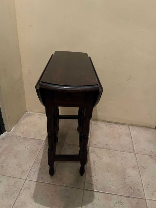 mesa de apoio mogno de abas com duas gavetas