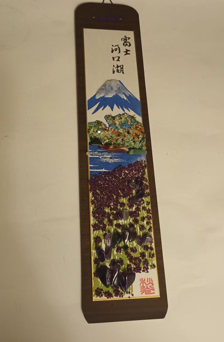 Панно на доске " Фудзи и Кавагутико", украшено камнями