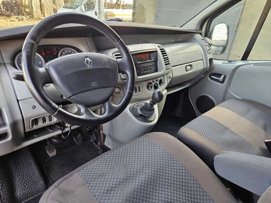 Renault Trafic passenger 2,0 115km nawiewy tył jak vivaro 2008r