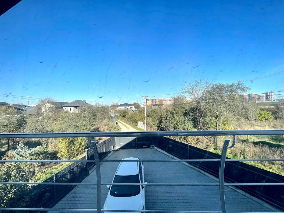 Продам будинок неподалік міського озера!