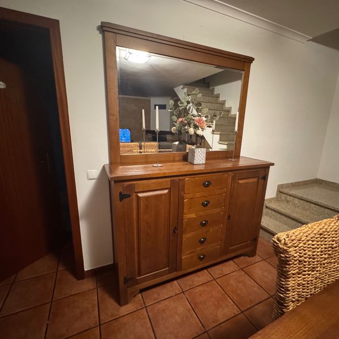 Vendo mobília de sala de jantar, composta por aparador com espelho, mesa extensível com seis cadeiras de verga e um baú