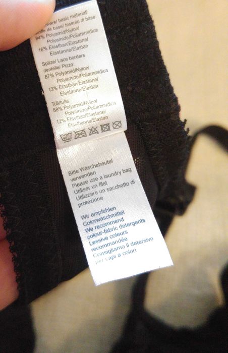 biustonosz w kolorze czarnym