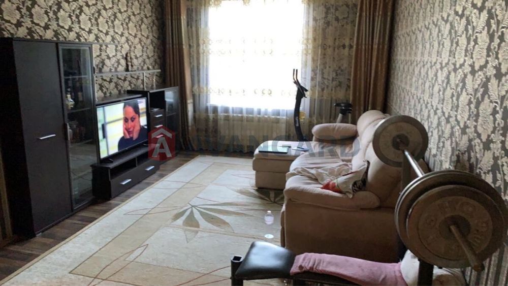 Продам 3 кімнатну сталінку в центрі