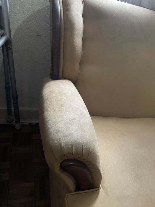 Sofa de 2 lugares bege com madeira