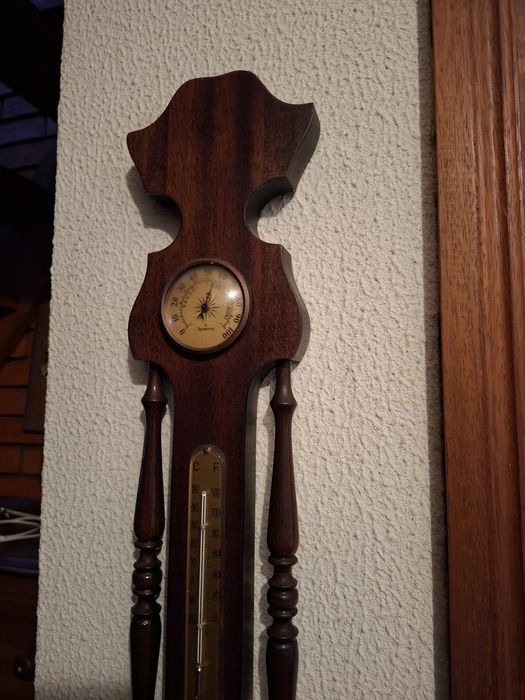 Relógio de parede em madeira escura