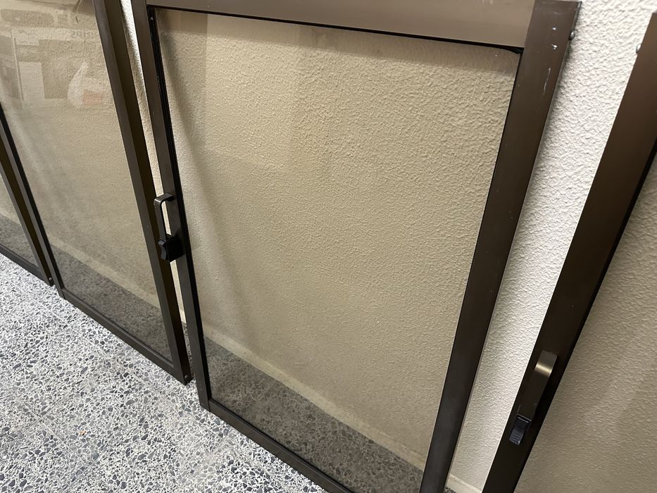 Janelas em aluminio com vidros semi escurecidos