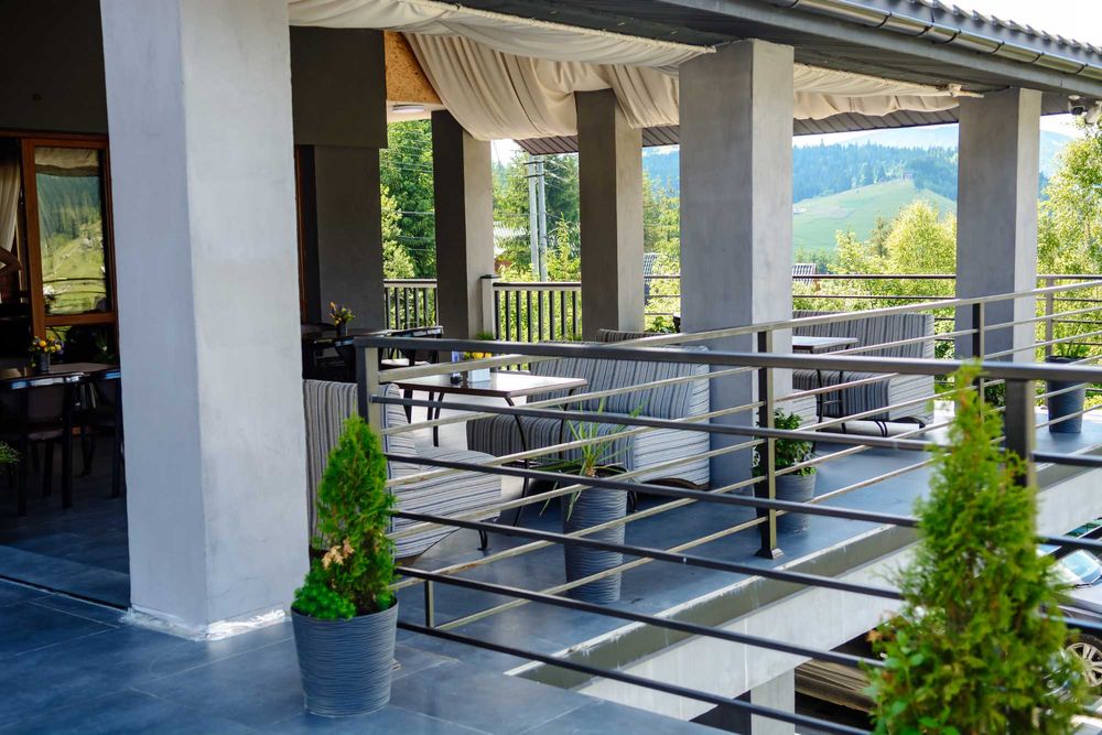 Діючий готель-ресторан в Поляниці