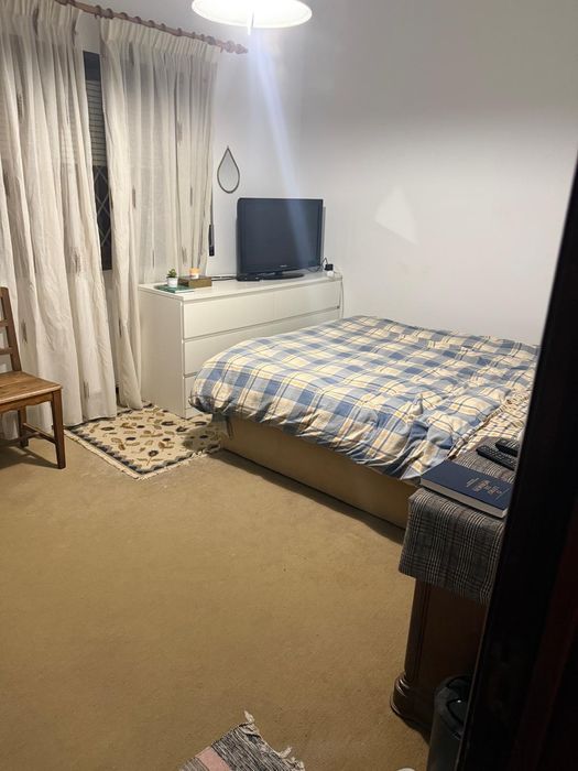 Arrenda-se quarto na Parede