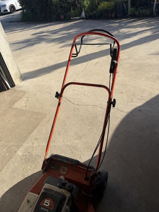 Maquina de cortar relva
