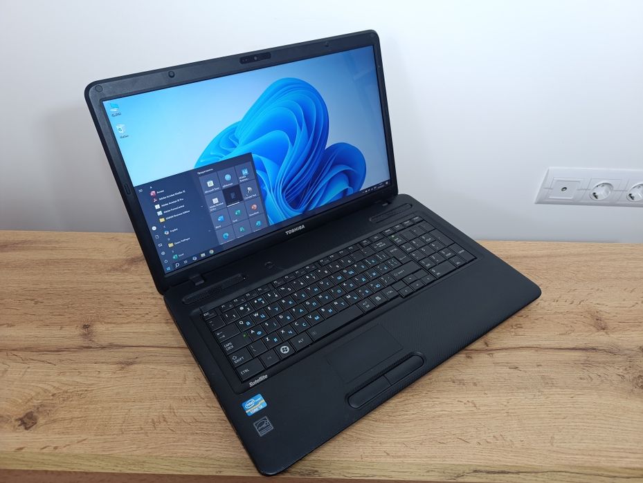 17.3 ноутбук Toshiba/i3-2310M/SSD 256GB/8GB Ram/Батарея 3 години